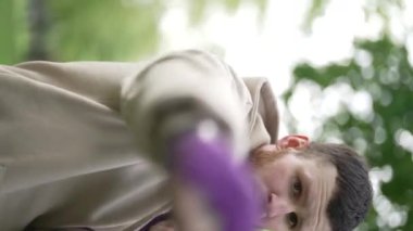 Antrenman sırasında bir boksörün dikey videosu, yavaş çekim