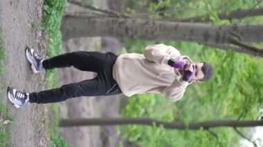 Antrenman sırasında bir boksörün dikey videosu, yavaş çekim