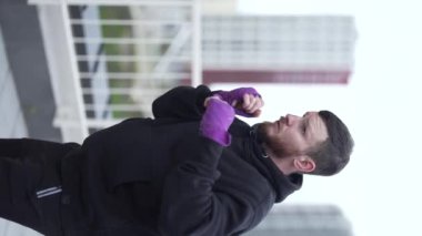 Antrenman sırasında bir boksörün dikey videosu, yavaş çekim