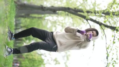 Antrenman sırasında bir boksörün dikey videosu, yavaş çekim