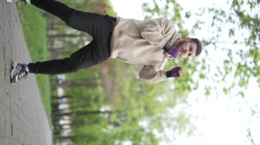 Antrenman sırasında bir boksörün dikey videosu, yavaş çekim