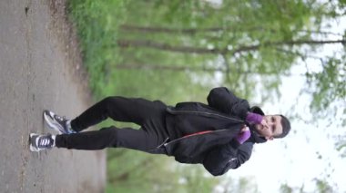 Antrenman sırasında bir boksörün dikey videosu, yavaş çekim