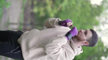 Antrenman sırasında bir boksörün dikey videosu, yavaş çekim