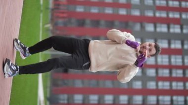 Antrenman sırasında bir boksörün dikey videosu, yavaş çekim