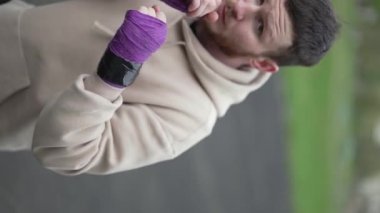 Antrenman sırasında bir boksörün dikey videosu, yavaş çekim