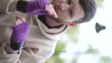 Antrenman sırasında bir boksörün dikey videosu, yavaş çekim