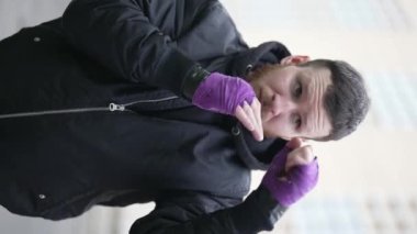 Antrenman sırasında bir boksörün dikey videosu, yavaş çekim