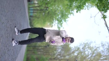 Antrenman sırasında bir boksörün dikey videosu, yavaş çekim