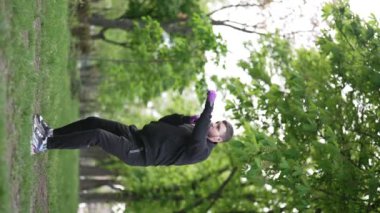 Antrenman sırasında bir boksörün dikey videosu, yavaş çekim