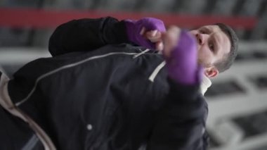Antrenman sırasında bir boksörün dikey videosu, yavaş çekim