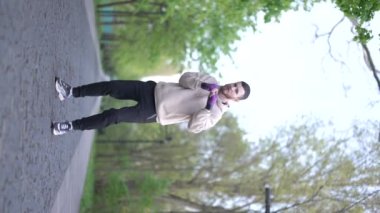 Antrenman sırasında bir boksörün dikey videosu, yavaş çekim