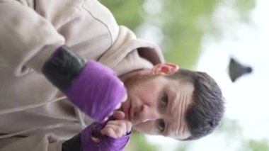 Antrenman sırasında bir boksörün dikey videosu, yavaş çekim