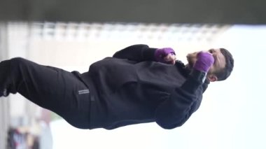 Antrenman sırasında bir boksörün dikey videosu, yavaş çekim