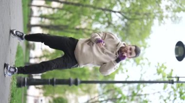 Antrenman sırasında bir boksörün dikey videosu, yavaş çekim