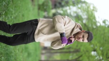 Antrenman sırasında bir boksörün dikey videosu, yavaş çekim