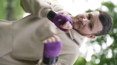 Antrenman sırasında bir boksörün dikey videosu, yavaş çekim