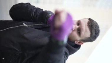 Antrenman sırasında bir boksörün dikey videosu, yavaş çekim