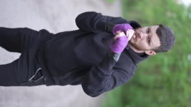 Antrenman sırasında bir boksörün dikey videosu, yavaş çekim