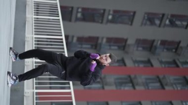 Antrenman sırasında bir boksörün dikey videosu, yavaş çekim