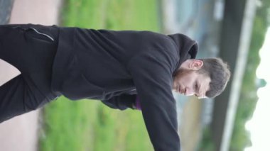 Antrenman sırasında bir boksörün dikey videosu, yavaş çekim