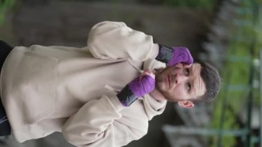 Antrenman sırasında bir boksörün dikey videosu, yavaş çekim