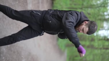 Antrenman sırasında bir boksörün dikey videosu, yavaş çekim