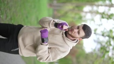 Antrenman sırasında bir boksörün dikey videosu, yavaş çekim