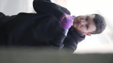 Antrenman sırasında bir boksörün dikey videosu, yavaş çekim