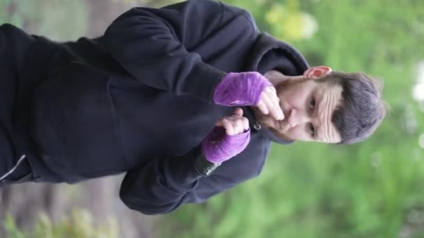 Vertikální Video Boxera Při Tréninku Zpomalení — Stock video