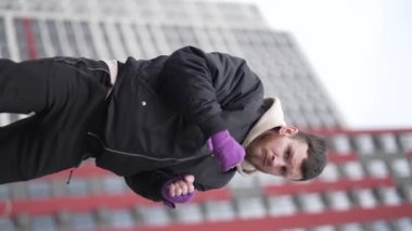 Antrenman sırasında bir boksörün dikey videosu, yavaş çekim