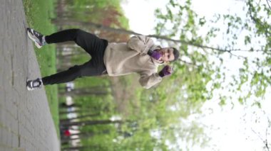 Antrenman sırasında bir boksörün dikey videosu, yavaş çekim