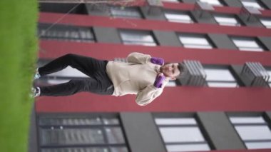 Antrenman sırasında bir boksörün dikey videosu, yavaş çekim