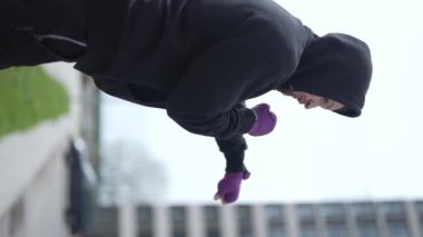 Antrenman sırasında bir boksörün dikey videosu, yavaş çekim