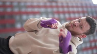 Antrenman sırasında bir boksörün dikey videosu, yavaş çekim