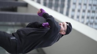 Antrenman sırasında bir boksörün dikey videosu, yavaş çekim