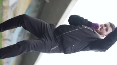 Antrenman sırasında bir boksörün dikey videosu, yavaş çekim