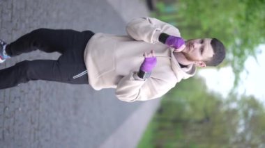 Antrenman sırasında bir boksörün dikey videosu, yavaş çekim