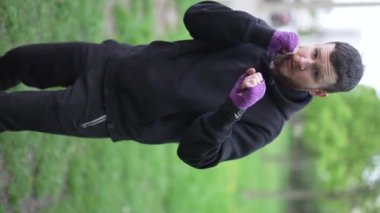 Antrenman sırasında bir boksörün dikey videosu, yavaş çekim
