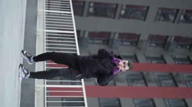 Antrenman sırasında bir boksörün dikey videosu, yavaş çekim