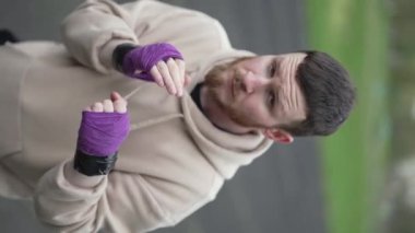 Antrenman sırasında bir boksörün dikey videosu, yavaş çekim