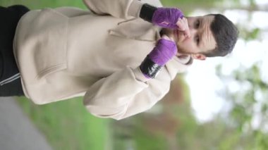 Antrenman sırasında bir boksörün dikey videosu, yavaş çekim