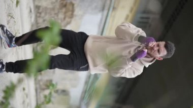 Antrenman sırasında bir boksörün dikey videosu, yavaş çekim
