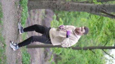 Antrenman sırasında bir boksörün dikey videosu, yavaş çekim