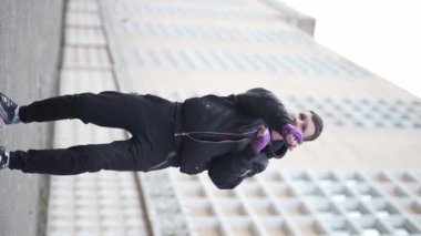 Antrenman sırasında bir boksörün dikey videosu, yavaş çekim