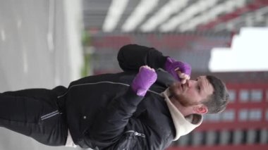 Antrenman sırasında bir boksörün dikey videosu, yavaş çekim