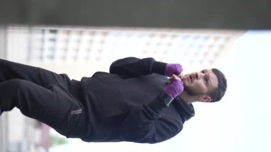 Antrenman sırasında bir boksörün dikey videosu, yavaş çekim