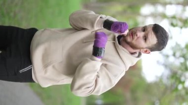 Antrenman sırasında bir boksörün dikey videosu, yavaş çekim