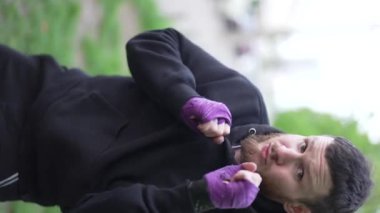 Antrenman sırasında bir boksörün dikey videosu, yavaş çekim