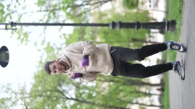 Eğitim sırasında bir erkek boksörün dikey videosu