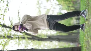 Eğitim sırasında bir erkek boksörün dikey videosu